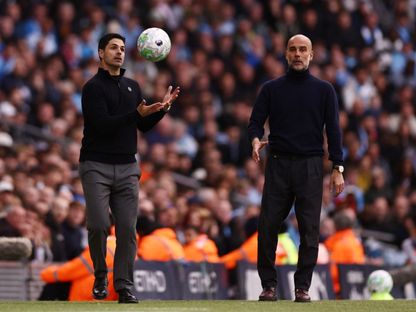 مدرب أرسنال ميكيل أرتيتا ومدرب مانشستر سيتي بيب غوارديولا خلال مواجهة الفريقين في الدوري الإنجليزي الممتاز - 19 أبريل 2026 - Reuters