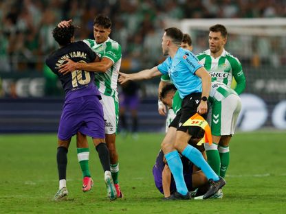 لامين يامال نجم برشلونة يشتبك مع فاكوندو بيرنال لاعب بيتيس - 17 أكتوبر 2026 - Reuters