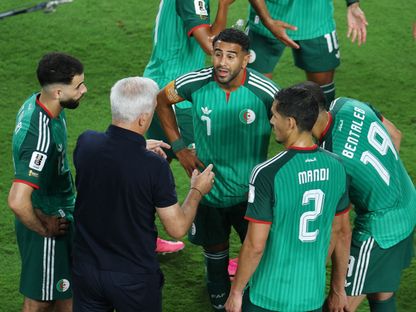 فلاديمير بيتكوفيتش رفقة رياض محرز وعيسى ماندي وريان آيت نوري ونبيل بن طالب خلال مباراة الأرجنتين والجزائر  بكأس العالم - 17 يونيو 2026 - Reuters