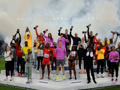 الفائزون يحتفلون بكؤوسهم على منصة التتويج بعد انتهاء فعاليات نهائيات الدوري الماسي لألعاب القوى في زيورخ - 28 أغسطس 2025 - Reuters