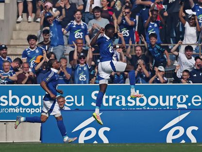 الفرنسي مامادو سار يحتفل بتسجيله هدفاً لفريقه السابق ستراسبورغ في شباك باريس سان جيرمان - 3 مايو 2025 - REUTERS