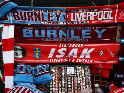 بيع منتجات خاصة بمباراة بيرنلي وليفربول قبل انطلاق المباراة في البريميرليغ - 14 سبتمبر 2025 - Action Images via Reuters
