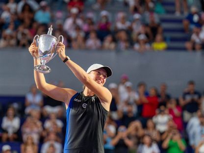 البولندية إيغا شفيونتيك تفوز بالبطولة الختامية لموسم تنس السيدات في كانكون - 6 نوفمبر 2023 - Reuters
