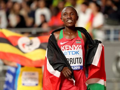 الكيني رونكس كيبروتو يحتفل بحصوله على الميدالية البرونزية في سباق 10 آلاف متر في بطولة العالم لألعاب القوى - 6 أكتوبر 2019 - REUTERS