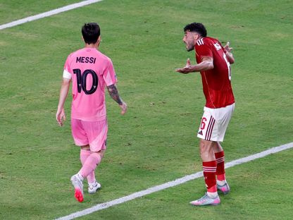 ياسر إبراهيم مدافع الأهلي يتحدث إلى ليونيل ميسي مهاجم إنتر ميامي خلال مباراة الفريقين في كأس العالم للأندية - 15 يونيو 2025 - Reuters