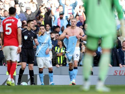 إيرلينغ هالاند مهاجم مانشستر سيني ينزع قميصه بعد تمزقه خلال مواجهة أرسنال - 20 أبريل 2026 - Reuters