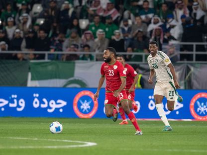 حارب السعدي لاعب عمان يقود هجمة في مباراة السعودية بنصف نهائي خليجي 26 - 31 ديسمبر 2024 - X/@KuwaitFA