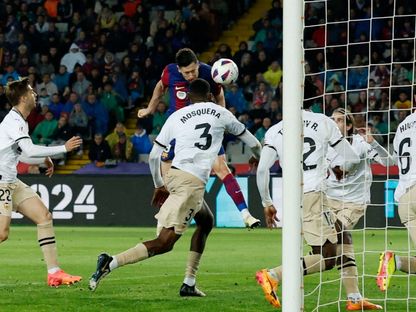 ليفاندوفسكي يسجل هاتريك في مباراة برشلونة وفالنسيا 29-4-2024 - Reuters