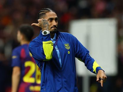 رافينيا لاعب برشلونة في ملاسنات مع جمهو أتلتيكو مدريد بعد نهاية المباراة في دوري أبطال أوروبا - 15 أبريل 2026 - REUTERS