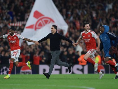 ميكيل أرتيتا مدرب أرسنال يحتفل مع لاعبيه والجماهير بالتأهل إلى نهائي دوري أبطال أوروبا - 5 مايو 2026 - Action Images via Reuters