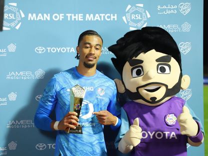 ناثان زيزي لاعب نيوم يتسلم جائزة أفضل لاعب في مباراة النجمة بالدوري السعودي - 25 ديسمبر 2025 - X/@SPL