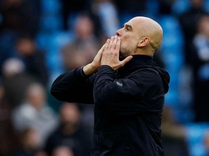 مدرب مانشستر سيتي بيب غوارديولا يشكر الجمهور على التشجيع بعد الفوز أمام برينتفورد في الدوري الانجليزي - 9 مايو 2026 - reuters