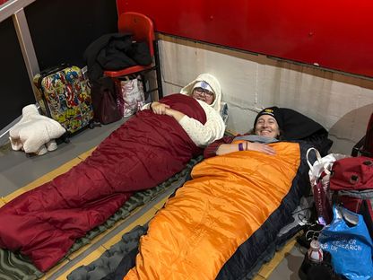 مشجعان لمانشستر يونايتد يبيتان في ملعب "أولد ترافورد" تضامناً مع المشردين - 8 نوفمبر 2025 - X/@MU_Foundation