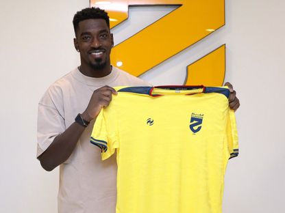 حارس مرمى منتخب الرأس الأخضر برونو فاريلا يحمل قميص نادي الحزم بعد توقيعه مع الفريق - 26 أغسطس 2025 - X/@alhazem_fc