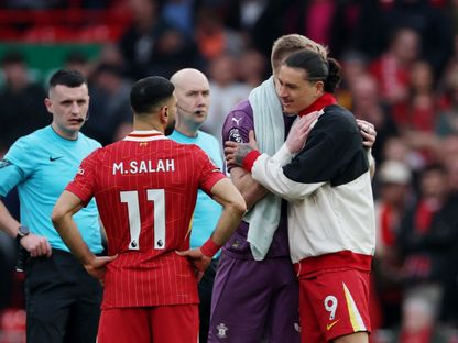 محمد صلاح وداروين نونيز لاعبا ليفربول يصافحان حارس ساوثهامبتون آرون رامسديل بعد نهاية المباراة - 8 مارس 2025 - REUTERS