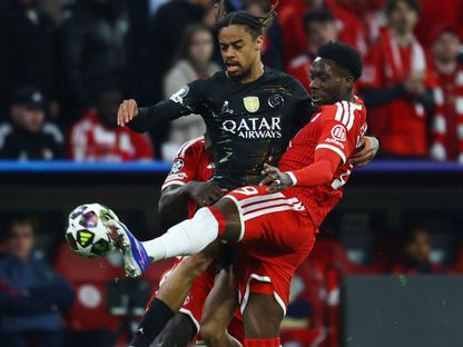 ألفونسو ديفيز لاعب بايرن ميونيخ يحاول إبعاد الكرة من أمام برادلي باركولا مهاجم باريس سان جيرمان الفرنسي - 6 مايو 2026 - REUTERS