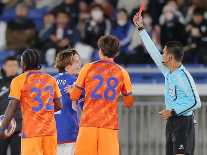 كاتسويا ناغاتو لاعب  يوكوهاما مارينوس الياباني يتلقى بطاقة حمراء خلال مواجهة شاندونغ تايشان الصيني في ربع نهائي كأس آسيا - AFP