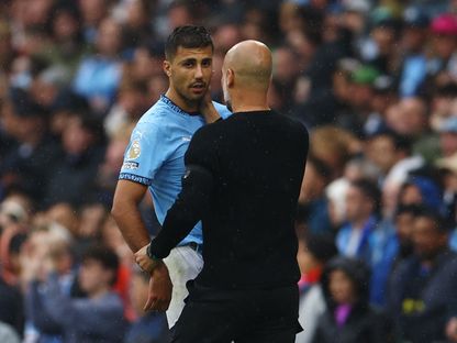 بيب غوارديولا مدرب مانشستر سيتي يتحدث مع لاعبه رودري بعد تعرضه لإصابة بمواجهة أرسنال - 22 سبتمبر 2024 - Reuters