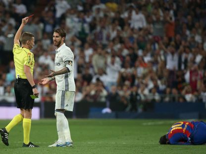 الحكم أليخاندرو هرنانديز هرنانديز يطرد سيرخيو راموس خلال مباراة بين ريال مدريد وبرشلونة بالدوري الإسباني في "سانتياغو برنابيو" - 23/4/17 - Reuters