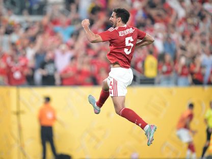 احتفال محمد علي بن رمضان لاعب الأهلي بتسجيل هدف في مرمى بورتو البرتغالي بكأس العالم للأندية - 24 يونيو 2025 - Reuters