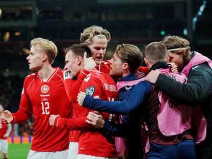 لاعبو الدنمارك يحتفلون بهدف كريستيان نورغارد في مرمى مقدونيا الشمالية في تصفيات كأس العالم - 26 مارس 2026 - Reuters