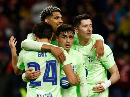لاعبون من برشلونة يحتفلون بتسجيل هدف في مرمى أتلتيكو مدريد في كأس إسبانيا - 2 أبريل 2025 - Reuters