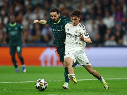 برناردو سيلفا قائد مانشستر سيتي يحاول قطع الكرة من تياغو بيتارش لاعب ريال مدريد خلال مواجهة الفريقين في دوري أبطال أوروبا - 11 مارس 2026 - REUTERS