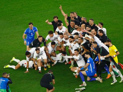 لاعبو فلسطين يحتفلون بعد تأهلهم إلى ربع نهائي كأس العرب إثر تعادلهم مع سوريا - 7 ديسمبر 2025 - REUTERS
