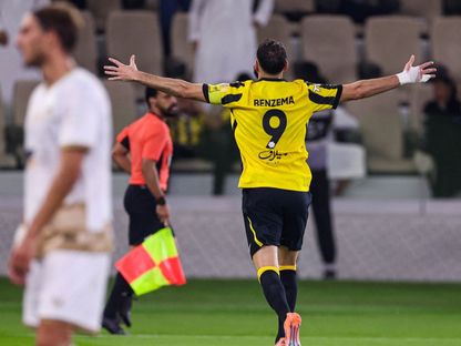 احتفال كريم بنزيما نجم الاتحاد بتسجيل هدف في مرمى الرياض بالدوري السعودي - 21 نوفمبر 2025 - X/@ittihad