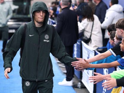 أليخاندرو غارناتشو يصافح مشجعي تشيلسي قبل مباراة مانشستر سيتي في الدوري الإنجليزي - 12 أبريل 2026 - Reuters