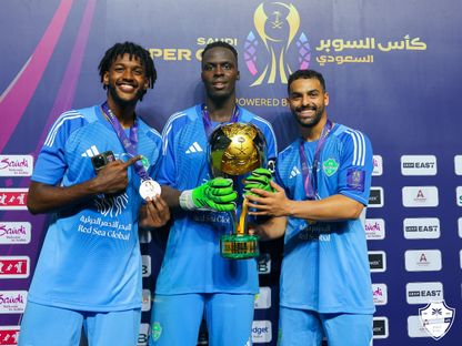 إدوارد ميندي حارس الأهلي يحمل كأس السوبر السعودي بعد الفوز على النصر - 23 أغسطس 2025 - x@ALAHLI_FC