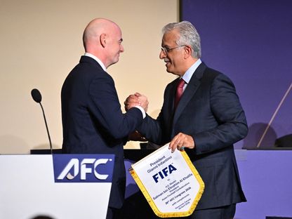 رئيس 'فيفا' جياني إنفانتينو ورئيس الاتحاد الآسيوي الشيخ سلمان بن إبراهيم آل خليفة خلال مؤتمر 'فيفا' في فانكوفر - 28 أبريل 2026 - Reuters