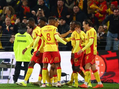 فرحة لاعبي لانس بهدف ويسلي سعيد في مرمى أوكسير بالدوري الفرنسي - 17 يناير 2026 - Reuters