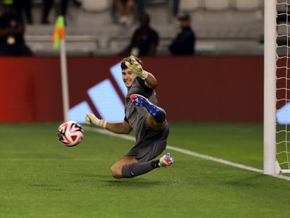 باوتيستا بوركي حارس الدحيل يتصدى لركلة ترجيح في مباراة الغرافة بنصف نهائي كأس قطر - 23 أبريل 2025 - X/@DuhailSC