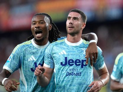 دوسان فلاهوفيتش يحتفل بهدفه مع كيفرن تورام زميله في يوفنتوس خلال لقاء جنوة بالدوري الإيطالي - 31 أغسطس 2025 - Reuters