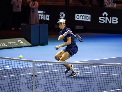 الإيطالي يانيك سينر خلال مواجهة  اليوناني ستيفانوس تسيتسيباس في ربع نهائي "Six Kings Slam" بموسم الرياض -15 أكتوبر 2025 - X/@RiyadhSeason