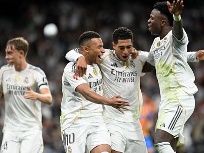 كيليان مبابي وجود بيلينغهام وفينيسيوس جونيور يحتفلون بهدف لريال مدريد في مرمى فالنسيا - 1 نوفمبر 2025 - Reuters