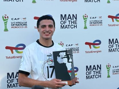 عبدالعزيز الزغبي لاعب مصر يحمل جائزة أفضل لاعب في مباراة الكاميرون بكأس إفريقيا تحت 17 عاماً - 6 أبريل 2025 - X/@EFA
