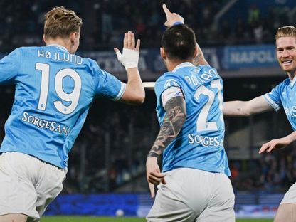 كيفن دي بروين وماتيو بوليتانو وراسموس هويلوند يحتفلون بهدف لنابولي في مرمى ليتشي - 14 مارس 2026 - @sscnapoli/x