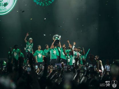 لاعبو الأهلي السعودي خلال احتفالهم مع جمهورهم في جدة بلقب دوري أبطال آسيا للنخبة - 5 مايو 2025 - X/@ALAHLI_FC