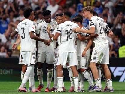فرحة لاعبي ريال مدريد بعد التسجيل بمواجهة أوساسونا في الدوري الإسباني - 19 أغسطس 2025 - Reuters