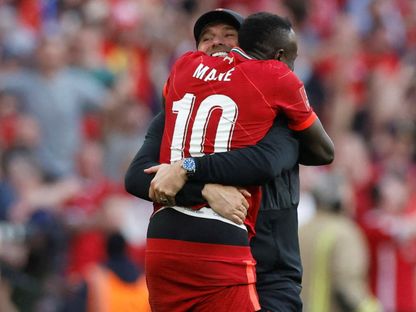 ساديو ماني لاعب ليفربول السابق يعانق دربه يورغن كلوب بعد الفوز بكأس الاتحاد الإنجليزي على حساب ليفربول - 14 مايو 2022 - REUTERS