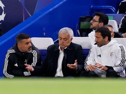 جوزيه مورينيو مدرب بنفيكا مع مساعديه جواو ترايلاو وبيدرو ماتشادو خلال مباراة تشيلسي في دوري أبطال أوروبا - 30 سبتمبر 2025 - Action Images via Reuters