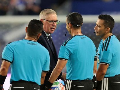 مدرب البرازيل كارلو أنشيلوتي مع الحكام بعد مواجهة اسكتلندا في كأس العالم - 25 يونيو 2026 - reuters