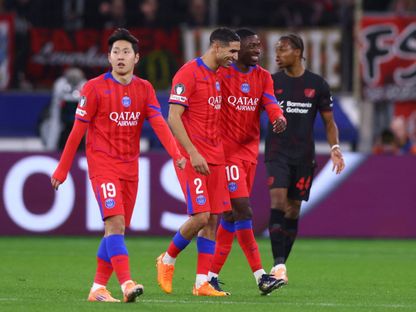 عثمان ديمبيلي وأشرف حكيمي يحتفلان بهدف باريس سان جيرمان السادس في مرمى باير ليفركوزن بدوري أبطال أوروبا - 21 أكتوبر 2025 - Reuters