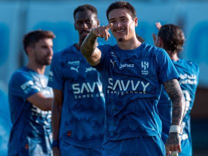 احتفال داروين نونيز مهاجم الهلال بتسجيل هدف في مرمى فالدهوف مانهايم الألماني بمباراة ودية - 14 أغسطس 2025 - X/@Alhilal_FC