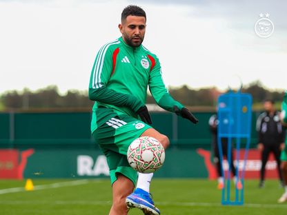 القائد رياض محرز خلال تدريبات الجزائر تحضيراً لمواجهة الكونغو الديمقراطية في كأس أمم إفريقيا 2025 - 4 يناير 2025 - X/@LesVerts