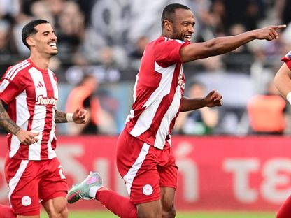 احتفال المغربي أيوب الكعبي بتسجيل هدف لأولمبياكوس في مرمى أوفي كريت بنهائي كأس اليونان - 17 مايو 2025 - X/@olympiacosfc