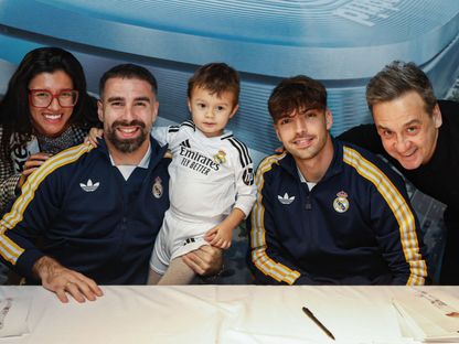 داني كارفاخال وراؤول أسينسيو مع مشجعين لريال مدريد قبل مواجهة أوساسونا - 20 فبراير 2026 - X/@realmadrid