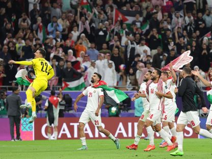 لاعبو الأردن يحتفلون بعد الفوز على كوريا الجنوبية والتأهل لنهائي كأس آسيا - 6 فبراير 2024 - AFP